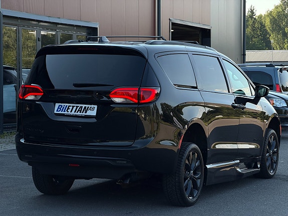 Chrysler Pacifica 7 of 30