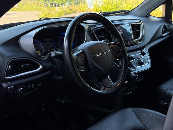Chrysler Pacifica 18 of 30