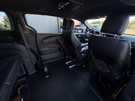 Chrysler Pacifica 14 of 30