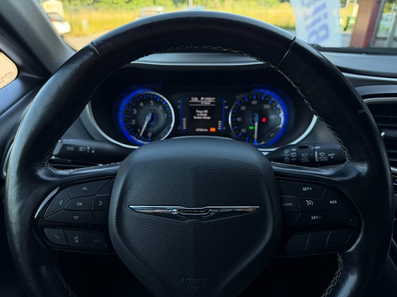 Chrysler Pacifica 27 of 30
