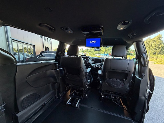 Chrysler Pacifica 16 of 30