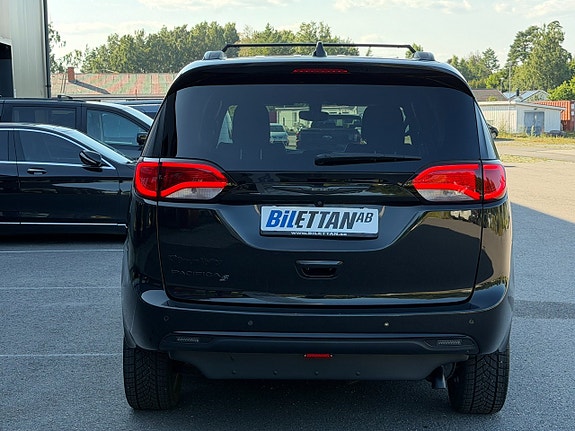 Chrysler Pacifica 8 of 30