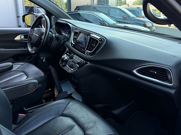 Chrysler Pacifica 11 of 30