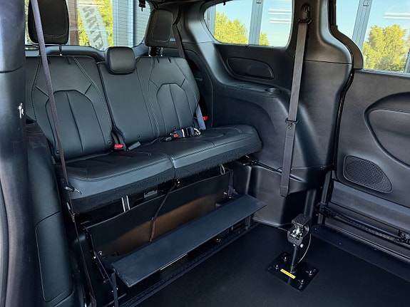 Chrysler Pacifica 13 of 30