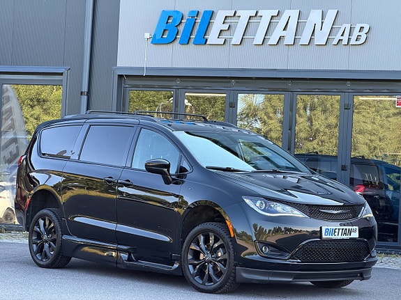 Chrysler Pacifica 4 of 30