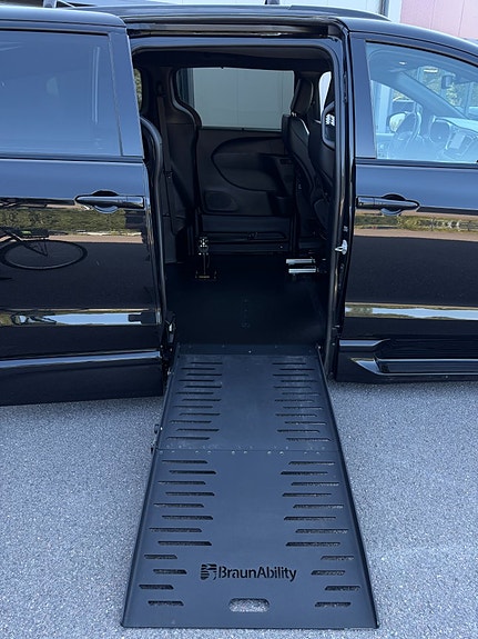 Chrysler Pacifica 2 of 30