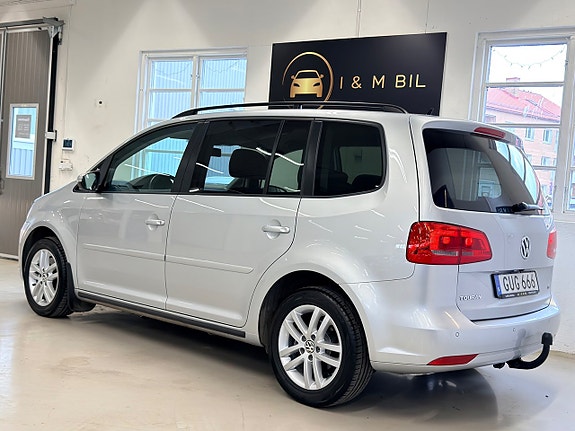 Volkswagen Touran 2 of 5
