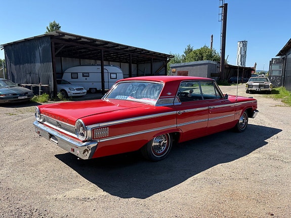 Ford Galaxie 4 of 5