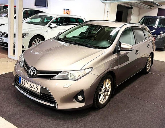 Toyota Auris 4 of 5