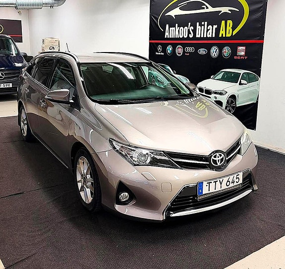 Toyota Auris 2 of 5