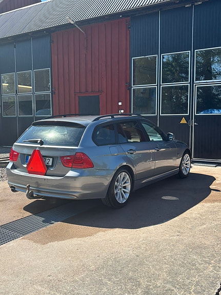 BMW 320d 4 of 5