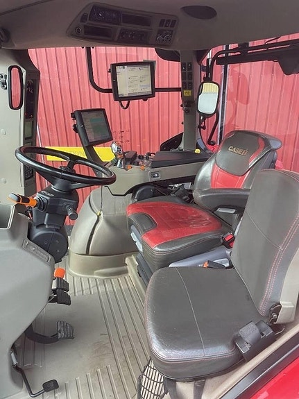 Case IH OPTUM 300 CVX 4 of 5
