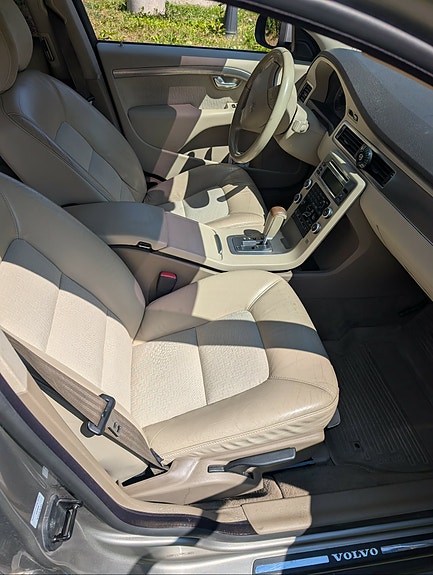 Volvo V70 3 of 5