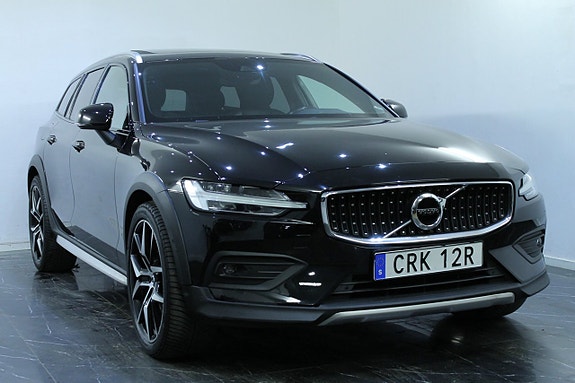 Volvo V60 Cross Country 2 of 5