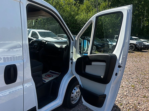 Peugeot e-Traveller 14 of 22