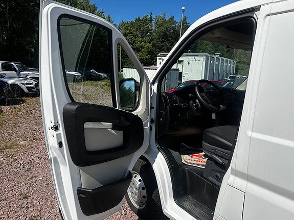 Peugeot e-Traveller 16 of 22