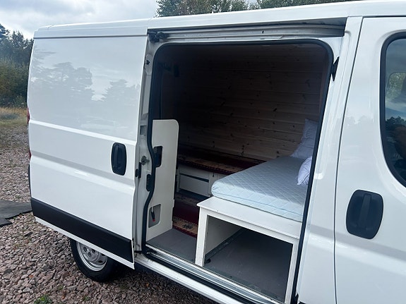 Peugeot e-Traveller 23 of 23