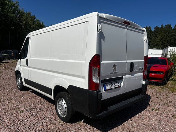Peugeot e-Traveller 3 of 23