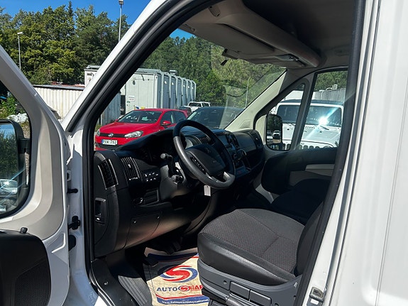 Peugeot e-Traveller 17 of 22
