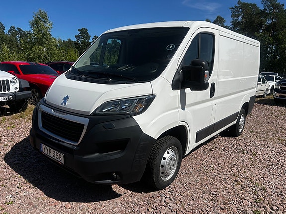 Peugeot e-Traveller 2 of 23
