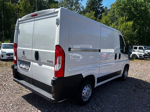 Peugeot e-Traveller 4 of 23