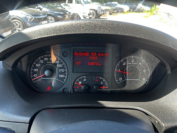 Peugeot e-Traveller 19 of 22