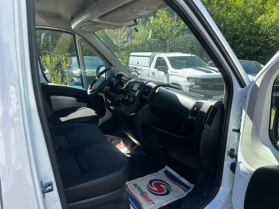 Peugeot e-Traveller 15 of 22