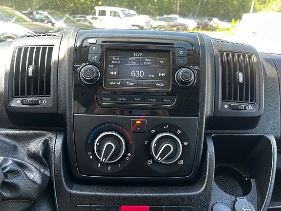 Peugeot e-Traveller 18 of 22