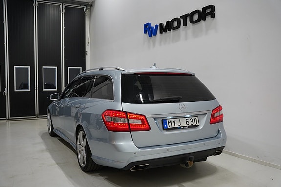 Mercedes-Benz E220 3 of 5
