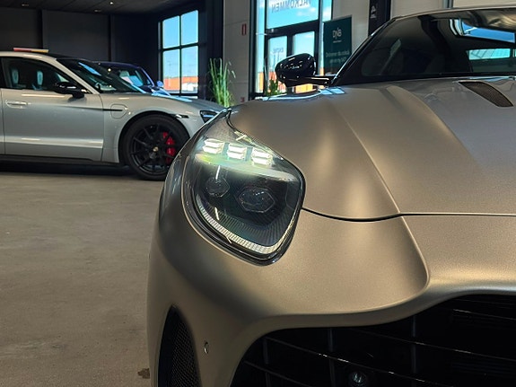Aston Martin DB12 28 of 30