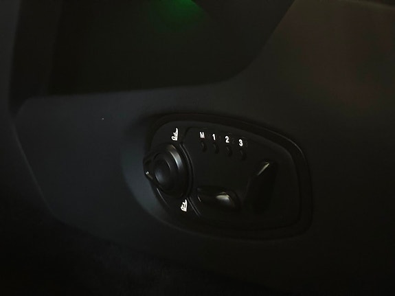 Aston Martin DB12 16 of 30