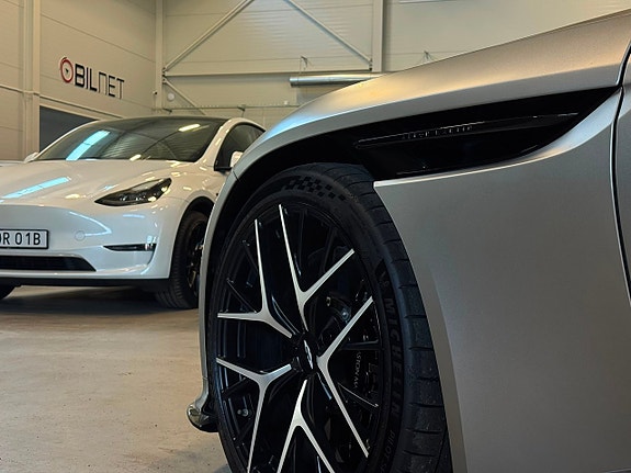 Aston Martin DB12 18 of 30
