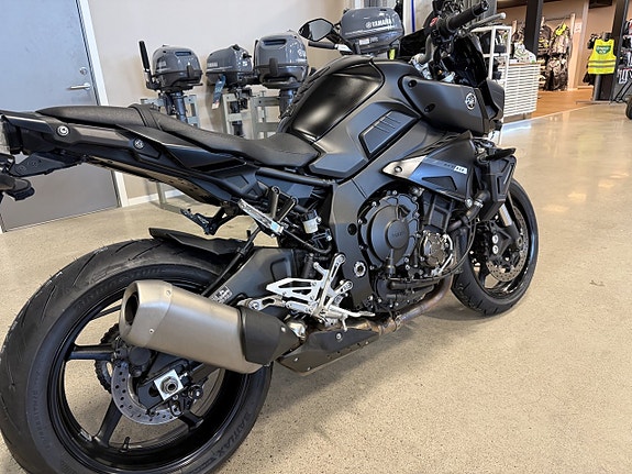 Yamaha MT-10 2 of 7
