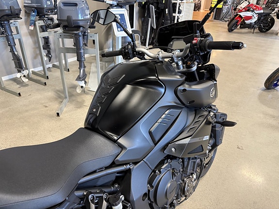 Yamaha MT-10 3 of 7