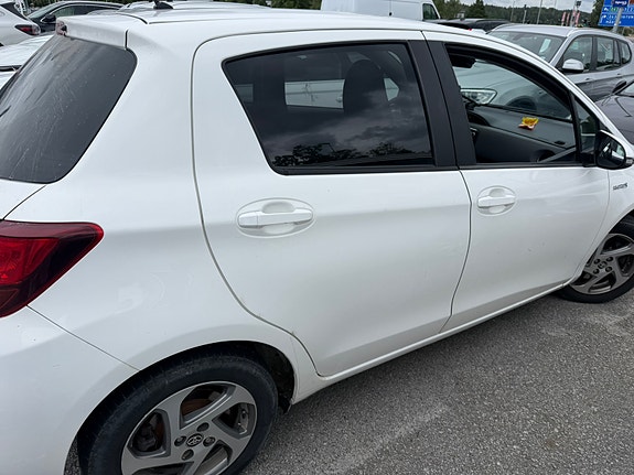 Toyota Yaris 2 of 6