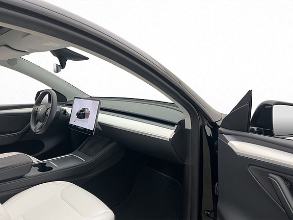 Tesla Model Y 10 of 30