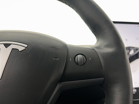 Tesla Model Y 26 of 30