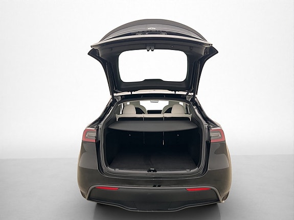 Tesla Model Y 11 of 30