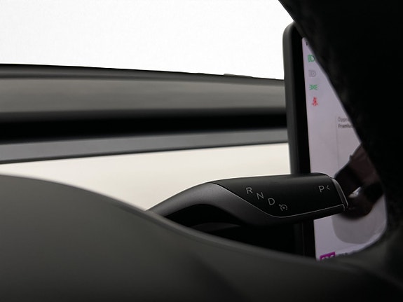 Tesla Model Y 28 of 30