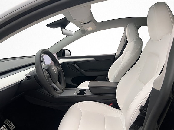 Tesla Model Y 16 of 30