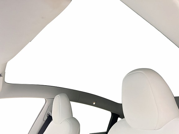 Tesla Model Y 17 of 30