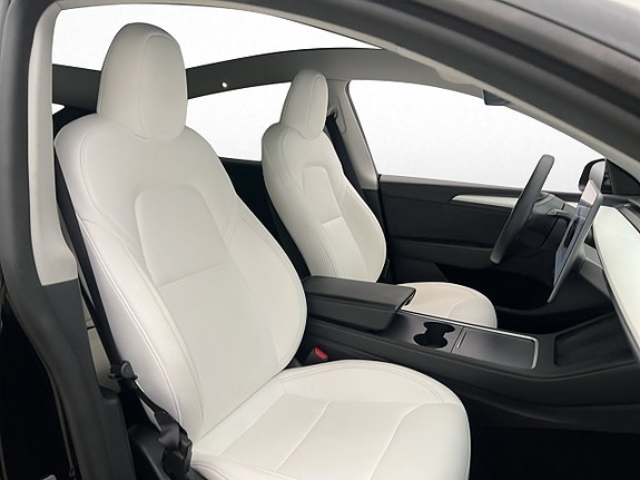Tesla Model Y 9 of 30