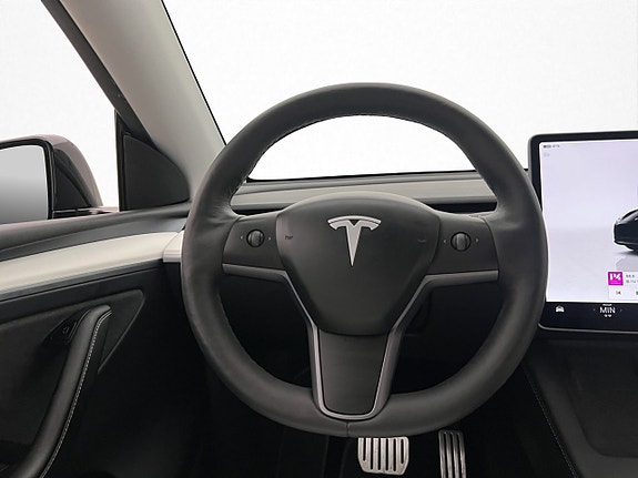 Tesla Model Y 14 of 30