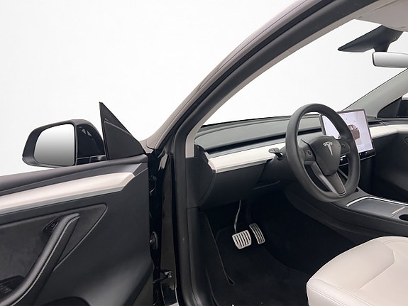 Tesla Model Y 15 of 30