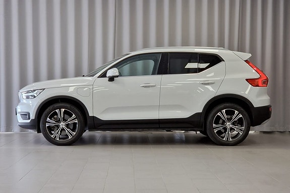 Volvo XC40 2 of 5