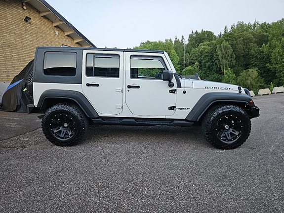 Jeep Wrangler Unlimited 2 of 5