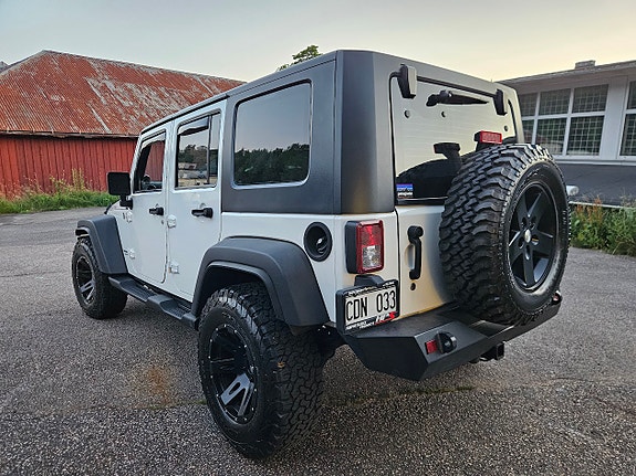 Jeep Wrangler Unlimited 3 of 5