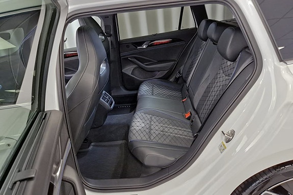 Volkswagen Passat 16 of 18