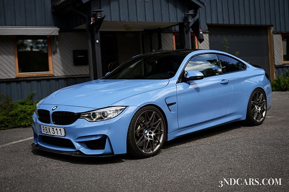 BMW M4 2 of 5