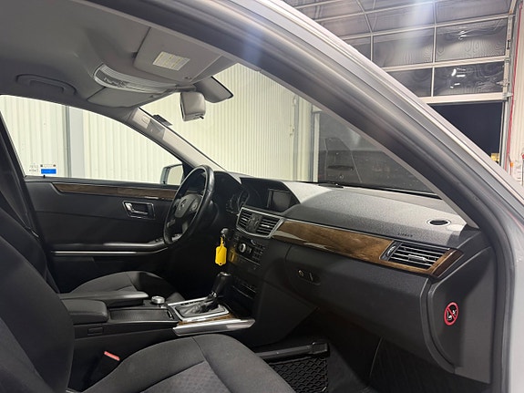 Mercedes-Benz E250 4 of 15